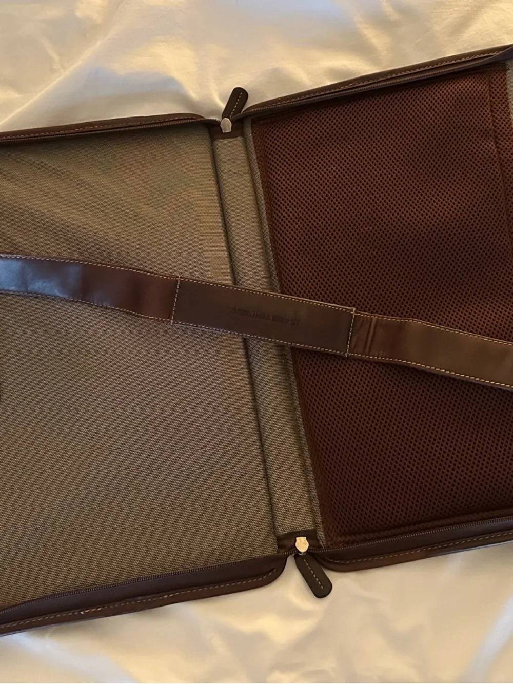 Men's Leather Briefcase in Deep Brown - Sleek Professional with Shoulder Strap